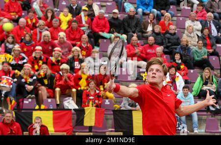 20120914 - BRUXELLES, BELGIQUE: David Goffin belge photographié pendant le deuxième match de la coupe Davis entre la Belgique et la Suède, pour le Groupe mondial au Royal Primerose tennis Club à Bruxelles, le vendredi 14 septembre 2012. Le belge David Goffin (ATP 56) et le suédois Andreas Vinciguerra jouent le deuxième du cinquième match. BELGA PHOTO VIRGINIE LEFOUR Banque D'Images