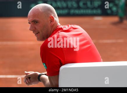 20120916 - BRUXELLES, BELGIQUE: Le capitaine de la coupe Davis Johan Van Herck photographié pendant le cinquième match de la coupe Davis entre la Belgique et la Suède, pour le Groupe mondial au Royal Primerose tennis Club à Bruxelles, dimanche 16 septembre 2012. Belge Steve Darcis joue le dernier des cinq jeux contre le suédois Andreas Vinciguerra. La Belgique a remporté les trois premiers matchs et est qualifiée pour le groupe mondial de la coupe Davis. BELGA PHOTO VIRGINIE LEFOUR Banque D'Images