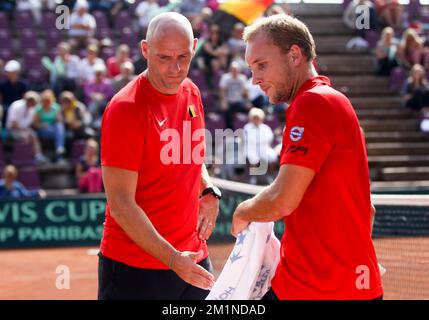 20120916 - BRUXELLES, BELGIQUE: Le capitaine de la coupe Davis Johan Van Herck et le Belge Steve Darcis photographiés pendant le cinquième match de la coupe Davis entre la Belgique et la Suède, pour le Groupe mondial au Royal Primerose tennis Club à Bruxelles, dimanche 16 septembre 2012. Belge Steve Darcis joue le dernier des cinq jeux contre le suédois Andreas Vinciguerra. La Belgique a remporté les trois premiers matchs et est qualifiée pour le groupe mondial de la coupe Davis. BELGA PHOTO VIRGINIE LEFOUR Banque D'Images