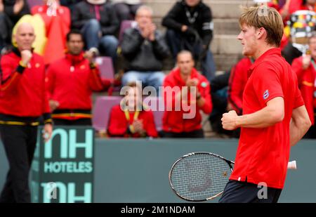 20120914 - BRUXELLES, BELGIQUE: David Goffin Belge célèbre lors du deuxième match de la coupe Davis entre la Belgique et la Suède, pour le Groupe mondial au Royal Primerose tennis Club à Bruxelles, le vendredi 14 septembre 2012. Le belge David Goffin (ATP 56) et le suédois Andreas Vinciguerra jouent le deuxième du cinquième match. BELGA PHOTO VIRGINIE LEFOUR Banque D'Images