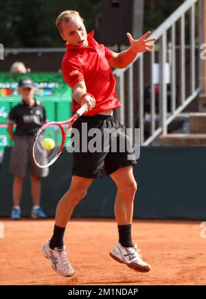 20120916 - BRUXELLES, BELGIQUE: Photo de Steve Darcis Belge lors du cinquième match de la coupe Davis entre la Belgique et la Suède, pour le Groupe mondial au Royal Primerose tennis Club à Bruxelles, dimanche 16 septembre 2012. Belge Steve Darcis joue le dernier des cinq jeux contre le suédois Andreas Vinciguerra. La Belgique a remporté les trois premiers matchs et est qualifiée pour le groupe mondial de la coupe Davis. BELGA PHOTO VIRGINIE LEFOUR Banque D'Images
