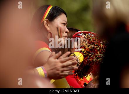 20120916 - BRUXELLES, BELGIQUE: Les supporters photographiés lors du quatrième match de la coupe Davis entre la Belgique et la Suède, pour le Groupe mondial au Royal Primerose tennis Club à Bruxelles, dimanche 16 septembre 2012. Belge David Goffin joue le quatrième des cinq jeux contre le suédois Michael Ryderstedt. La Belgique a remporté les trois premiers matchs et est qualifiée pour le groupe mondial de la coupe Davis. BELGA PHOTO VIRGINIE LEFOUR Banque D'Images
