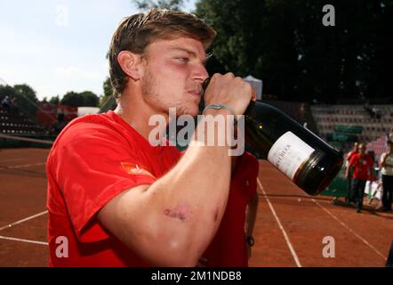 20120916 - BRUXELLES, BELGIQUE: David Goffin belge célèbre après avoir remporté le cinquième match de la coupe Davis entre la Belgique et la Suède, pour le Groupe mondial au Royal Primerose tennis Club à Bruxelles, le dimanche 16 septembre 2012. Belge Steve Darcis joue le dernier des cinq jeux contre le suédois Andreas Vinciguerra. La Belgique a remporté les trois premiers matchs et est qualifiée pour le groupe mondial de la coupe Davis. BELGA PHOTO VIRGINIE LEFOUR Banque D'Images