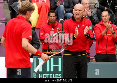 20120914 - BRUXELLES, BELGIQUE : Johan Van Herck, capitaine de la coupe Davis, célèbre lors du deuxième match de la coupe Davis entre la Belgique et la Suède, pour le Groupe mondial au Royal Primerose tennis Club à Bruxelles, le vendredi 14 septembre 2012. Le belge David Goffin (ATP 56) et le suédois Andreas Vinciguerra jouent le deuxième du cinquième match. BELGA PHOTO VIRGINIE LEFOUR Banque D'Images