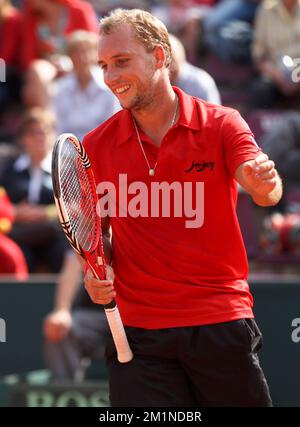 20120916 - BRUXELLES, BELGIQUE: Photo de Steve Darcis Belge lors du cinquième match de la coupe Davis entre la Belgique et la Suède, pour le Groupe mondial au Royal Primerose tennis Club à Bruxelles, dimanche 16 septembre 2012. Belge Steve Darcis joue le dernier des cinq jeux contre le suédois Andreas Vinciguerra. La Belgique a remporté les trois premiers matchs et est qualifiée pour le groupe mondial de la coupe Davis. BELGA PHOTO VIRGINIE LEFOUR Banque D'Images