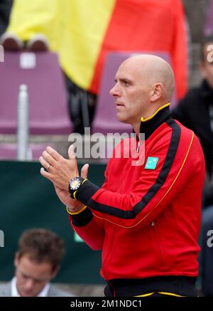 20120914 - BRUXELLES, BELGIQUE: Le capitaine de la coupe Davis Johan Van Herck photographié pendant le deuxième match de la coupe Davis entre la Belgique et la Suède, pour le Groupe mondial au Royal Primerose tennis Club à Bruxelles, le vendredi 14 septembre 2012. David Goffin belge (ATP 56) et Andreas Vinciguerra suédois jouent le deuxième des cinq matchs. BELGA PHOTO VIRGINIE LEFOUR Banque D'Images
