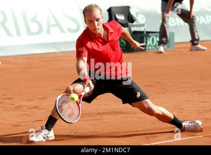 20120916 - BRUXELLES, BELGIQUE: Photo de Steve Darcis Belge lors du cinquième match de la coupe Davis entre la Belgique et la Suède, pour le Groupe mondial au Royal Primerose tennis Club à Bruxelles, dimanche 16 septembre 2012. Belge Steve Darcis joue le dernier des cinq jeux contre le suédois Andreas Vinciguerra. La Belgique a remporté les trois premiers matchs et est qualifiée pour le groupe mondial de la coupe Davis. BELGA PHOTO VIRGINIE LEFOUR Banque D'Images