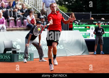 20120916 - BRUXELLES, BELGIQUE: Le Belge Steve Darcis en action pendant le cinquième match de la coupe Davis entre la Belgique et la Suède, pour le Groupe mondial au Royal Primerose tennis Club à Bruxelles, le dimanche 16 septembre 2012. Belge Steve Darcis joue le dernier des cinq jeux contre le suédois Andreas Vinciguerra. La Belgique a remporté les trois premiers matchs et est qualifiée pour le groupe mondial de la coupe Davis. BELGA PHOTO VIRGINIE LEFOUR Banque D'Images