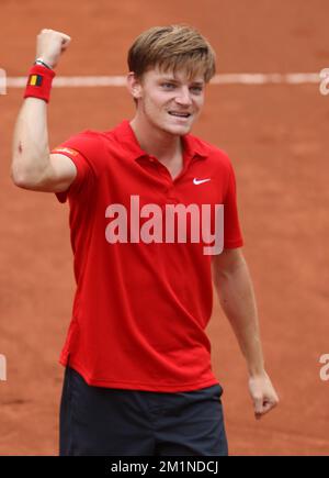 20120914 - BRUXELLES, BELGIQUE: David Goffin Belge célèbre après avoir remporté le deuxième match de la coupe Davis entre la Belgique et la Suède, pour le Groupe mondial au Royal Primerose tennis Club à Bruxelles, le vendredi 14 septembre 2012. David Goffin belge (ATP 56) et Andreas Vinciguerra suédois jouent le deuxième des cinq matchs. BELGA PHOTO VIRGINIE LEFOUR Banque D'Images