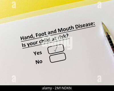 L'un d'eux répond à la question sur l'infection des enfants. Son enfant est à risque de maladie des mains, des pieds et de la bouche. Banque D'Images