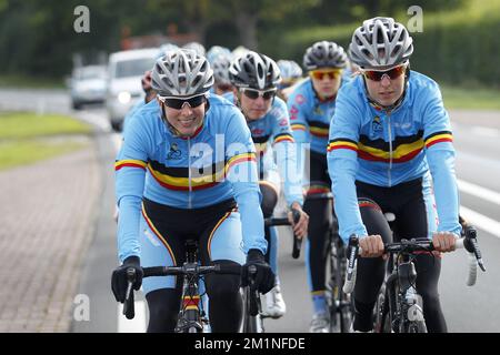 20120920 - VALKENBURG, PAYS-BAS: Evelyn Arys, cycliste belge, et Annelies Van Doorslaer, cycliste belge, photographiés lors d'une séance d'entraînement avant la course sur route aux Championnats du monde de cyclisme sur route de l'UCI, jeudi 20 septembre 2012 à Valkenburg, pays-Bas. BELGA PHOTO KRISTOF VAN ACCOM Banque D'Images