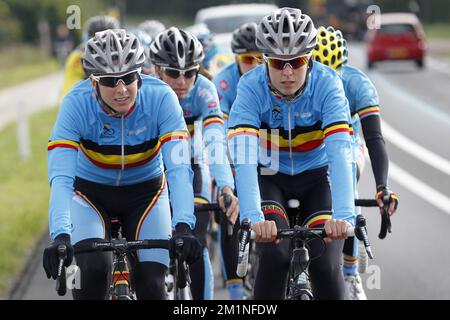 20120920 - VALKENBURG, PAYS-BAS: Evelyn Arys, cycliste belge, et Annelies Van Doorslaer, cycliste belge, photographiés lors d'une séance d'entraînement avant la course sur route aux Championnats du monde de cyclisme sur route de l'UCI, jeudi 20 septembre 2012 à Valkenburg, pays-Bas. BELGA PHOTO KRISTOF VAN ACCOM Banque D'Images