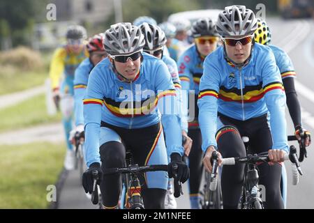 20120920 - VALKENBURG, PAYS-BAS: Evelyn Arys, cycliste belge, et Annelies Van Doorslaer, cycliste belge, photographiés lors d'une séance d'entraînement avant la course sur route aux Championnats du monde de cyclisme sur route de l'UCI, jeudi 20 septembre 2012 à Valkenburg, pays-Bas. BELGA PHOTO KRISTOF VAN ACCOM Banque D'Images