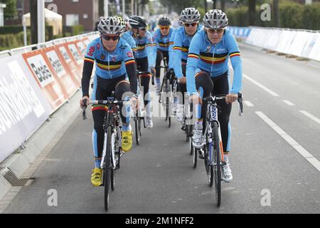 20120920 - VALKENBURG, PAYS-BAS: Le cycliste belge Kaat Hannes et le cycliste belge Liesbeth de Vocht photographiés avant une séance d'entraînement avant la course sur route aux Championnats du monde de cyclisme sur route de l'UCI, jeudi 20 septembre 2012 à Valkenburg, pays-Bas. BELGA PHOTO KRISTOF VAN ACCOM Banque D'Images