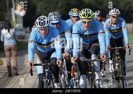 20120920 - VALKENBURG, PAYS-BAS: Le cycliste belge Dieter Bouvry et le cycliste belge Gijs Van Hoecke photographiés lors d'une séance d'entraînement avant la course sur route aux Championnats du monde de cyclisme sur route de l'UCI, jeudi 20 septembre 2012 à Valkenburg, pays-Bas. BELGA PHOTO KRISTOF VAN ACCOM Banque D'Images