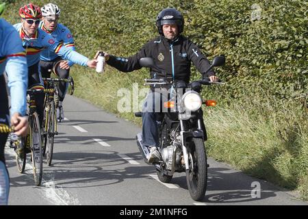 20120920 - VALKENBURG, PAYS-BAS : cycliste belge Zico Waeytens et entraîneur belge Jean Pierre Dubois photographiés lors d'une séance d'entraînement avant la course sur route aux Championnats du monde de cyclisme sur route de l'UCI, jeudi 20 septembre 2012 à Valkenburg, pays-Bas. BELGA PHOTO KRISTOF VAN ACCOM Banque D'Images