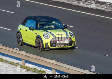 2022 jaune MINI JOHN COOPER TRAVAILLE S ALL4 EXCLUSIVE 1998cc essence automatique à 7 vitesses; voitures voyageant sur un froid matin d'hiver. Temps d'hiver basses températures avec gel de décembre et conditions de conduite froides sur l'autoroute M61, Royaume-Uni Banque D'Images