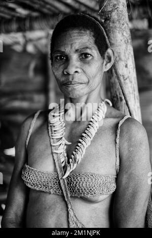 La tribu des Korowai, souvent appelée la tribu des Asmat d'arbres parce qu'ils vivent dans de grands arbres. Prise @Gauli village, district de Korowai, Papouasie, Indonésie Banque D'Images