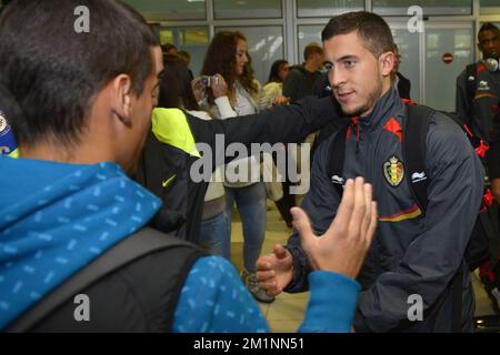 20121011 - BELGRADE, SERBIE: L'Eden Hazard de Belgique photographié lors du voyage de l'équipe nationale belge de football "les Red Devils" en République de Serbie, jeudi 11 octobre 2012 à l'aéroport de Belgrade en Serbie. Demain, l'équipe joue en Serbie dans un match qualifiant du groupe A pour la coupe du monde de la Fifa 2014 au Brésil. BELGA PHOTO DIRK WAEM Banque D'Images