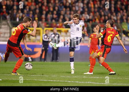 Jan Vertonghen en Belgique, James Morrison en Écosse et Axel Witsel en Belgique se battent pour le ballon Banque D'Images