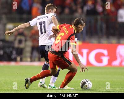 20121016 - BRUXELLES, BELGIQUE : James Morrison en Écosse et Axel Witsel en Belgique se battent pour le ballon lors d'un match des Red Devils, l'équipe nationale belge de football, contre l'Écosse, quatrième match de qualification pour les Championnats du monde de football 2014, le mardi 16 octobre 2012 au Stade Roi Baudouin (Stade Roi Baudouin/Koning Boudewijnstadion), à Bruxelles. Au début du match, la Belgique dirige le groupe A. BELGA PHOTO VIRGINIE LEFOUR Banque D'Images