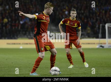 20121016 - BRUXELLES, BELGIQUE : Kevin de Bruyne, de Belgique, et Toby Alderweireld, de Belgique, en action lors d'un match des Red Devils, l'équipe nationale belge de football, contre l'Écosse, quatrième match de qualification pour les Championnats du monde de football 2014, le mardi 16 octobre 2012 au Stade Roi Baudouin (Stade Roi Baudouin/Koning Boudewijnstadion), à Bruxelles. Au début du match, la Belgique dirige le groupe A. BELGA PHOTO DIRK WAEM Banque D'Images