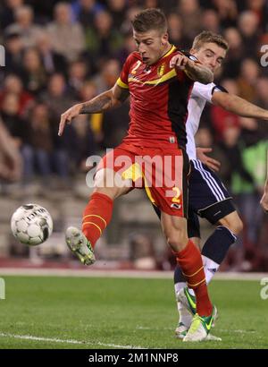 20121016 - BRUXELLES, BELGIQUE : Toby Alderweireld en Belgique et James Morrison en Écosse se battent pour le ballon lors d'un match des Red Devils, l'équipe nationale belge de football, contre l'Écosse, quatrième match de qualification pour les Championnats du monde de football 2014, le mardi 16 octobre 2012 au Stade Roi Baudouin (Stade Roi Baudouin/Koning Boudewijnstadion), à Bruxelles. Au début du match, la Belgique dirige le groupe A. BELGA PHOTO VIRGINIE LEFOUR Banque D'Images