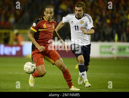 20121016 - BRUXELLES, BELGIQUE : Axel Witsel en Belgique et James Morrison en Écosse se battent pour le ballon lors d'un match des Red Devils, l'équipe nationale belge de football, contre l'Écosse, quatrième match de qualification pour les Championnats du monde de football 2014, le mardi 16 octobre 2012 au Stade Roi Baudouin (Stade Roi Baudouin/Koning Boudewijnstadion), à Bruxelles. Au début du match, la Belgique dirige le groupe A. BELGA PHOTO DIRK WAEM Banque D'Images