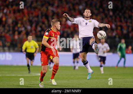 20121016 - BRUXELLES, BELGIQUE : Toby Alderweireld en Belgique et Steven Fletcher en Écosse se battent pour le ballon lors d'un match des Red Devils, l'équipe nationale belge de football, contre l'Écosse, quatrième match de qualification pour les Championnats du monde de football 2014, le mardi 16 octobre 2012 au Stade Roi Baudouin (Stade Roi Baudouin/Koning Boudewijnstadion), à Bruxelles. BELGA PHOTO BRUNO FAHY Banque D'Images