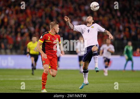 20121016 - BRUXELLES, BELGIQUE : Toby Alderweireld en Belgique et Steven Fletcher en Écosse se battent pour le ballon lors d'un match des Red Devils, l'équipe nationale belge de football, contre l'Écosse, quatrième match de qualification pour les Championnats du monde de football 2014, le mardi 16 octobre 2012 au Stade Roi Baudouin (Stade Roi Baudouin/Koning Boudewijnstadion), à Bruxelles. BELGA PHOTO BRUNO FAHY Banque D'Images