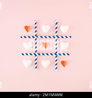 TIC tac orteil fait de coeurs et de pailles. Pose à plat. Concept Saint-Valentin ou amour. Banque D'Images