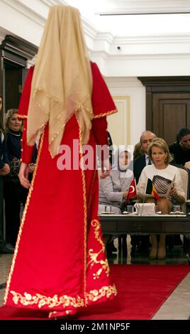 20121018 - ANKARA, TURQUIE: Princesse Mathilde de Belgique photographiée lors d'une visite à l'Institut Olgunlacma, jeudi 18 octobre 2012, le quatrième jour de la mission économique du prince Philippe en Turquie, du 15 au 18 octobre. BELGA PHOTO POOL ERIC HERCHAFT Banque D'Images