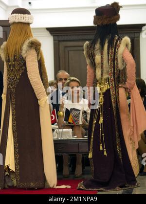 20121018 - ANKARA, TURQUIE: Princesse Mathilde de Belgique photographiée lors d'une visite à l'Institut Olgunlacma, jeudi 18 octobre 2012, le quatrième jour de la mission économique du prince Philippe en Turquie, du 15 au 18 octobre. BELGA PHOTO POOL ERIC HERCHAFT Banque D'Images