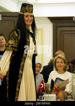 20121018 - ANKARA, TURQUIE: Princesse Mathilde de Belgique photographiée lors d'une visite à l'Institut Olgunlacma, jeudi 18 octobre 2012, le quatrième jour de la mission économique du prince Philippe en Turquie, du 15 au 18 octobre. BELGA PHOTO POOL ERIC HERCHAFT Banque D'Images