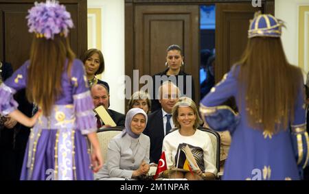 20121018 - ANKARA, TURQUIE: Princesse Mathilde de Belgique photographiée lors d'une visite à l'Institut Olgunlacma, jeudi 18 octobre 2012, le quatrième jour de la mission économique du prince Philippe en Turquie, du 15 au 18 octobre. BELGA PHOTO POOL ERIC HERCHAFT Banque D'Images