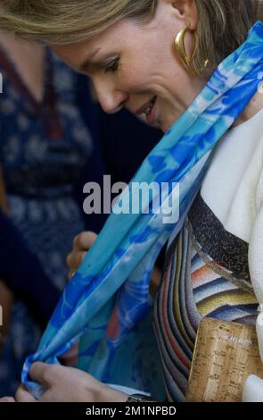 20121018 - ANKARA, TURQUIE: Princesse Mathilde de Belgique photographiée lors d'une visite à l'Institut Olgunlacma, jeudi 18 octobre 2012, le quatrième jour de la mission économique du prince Philippe en Turquie, du 15 au 18 octobre. BELGA PHOTO POOL ERIC HERCHAFT Banque D'Images