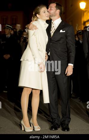 20121020 - LUXEMBOURG, LUXEMBOURG: La comtesse luxembourgeoise Stephanie de Lannoy et le prince héritier Guillaume de Luxembourg marchez jusqu'aux feux et concerts, à l'occasion du mariage du prince héritier Guillaume de Luxembourg et de la princesse Stephanie, samedi 20 octobre 2012, à Luxembourg. Les célébrations du mariage durent deux jours. BELGA PHOTO BENOIT DOPPAGNE Banque D'Images