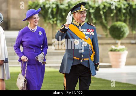 20121020 - LUXEMBOURG, LUXEMBOURG: La reine Margrethe II et Henrik, prince Consort du Danemark, photographiés au départ de la cathédrale notre-Dame de Luxembourg, après le mariage religieux du prince héritier Guillaume du Luxembourg et de la princesse Stephanie, samedi 20 octobre 2012, à Luxembourg. Les célébrations du mariage durent deux jours. BELGA PHOTO NICOLAS LAMBERT Banque D'Images