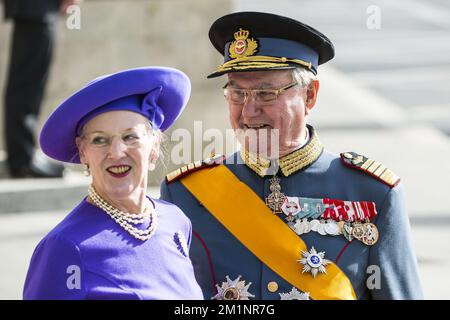 20121020 - LUXEMBOURG, LUXEMBOURG: La reine Margrethe II et Henrik, prince Consort du Danemark, photographiés au départ de la cathédrale notre-Dame de Luxembourg, après le mariage religieux du prince héritier Guillaume du Luxembourg et de la princesse Stephanie, samedi 20 octobre 2012, à Luxembourg. Les célébrations du mariage durent deux jours. BELGA PHOTO NICOLAS LAMBERT Banque D'Images