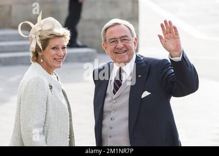 20121020 - LUXEMBOURG, LUXEMBOURG: La reine Anne-Marie et le roi Constantine photographiés à l'arrivée à la cathédrale notre-Dame de Luxembourg, pour le mariage religieux du prince héritier Guillaume de Luxembourg et de la princesse Stéphanie, samedi 20 octobre 2012, à Luxembourg. Les célébrations du mariage durent deux jours. BELGA PHOTO NICOLAS LAMBERT Banque D'Images