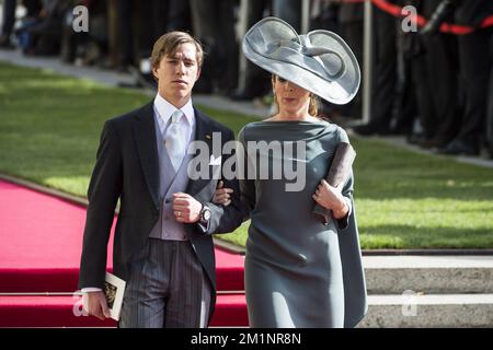 20121020 - LUXEMBOURG, LUXEMBOURG : Prince Louis de Luxembourg et Princesse Tessy de Luxembourg photographiés au départ de la cathédrale notre-Dame de Luxembourg, après le mariage religieux du prince héritier Guillaume de Luxembourg et de la princesse Stéphanie, samedi 20 octobre 2012, à Luxembourg. Les célébrations du mariage durent deux jours. BELGA PHOTO NICOLAS LAMBERT Banque D'Images