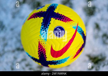 Ballon Nike Flight Match 2022/23 haute visibilité Premier League Banque D'Images