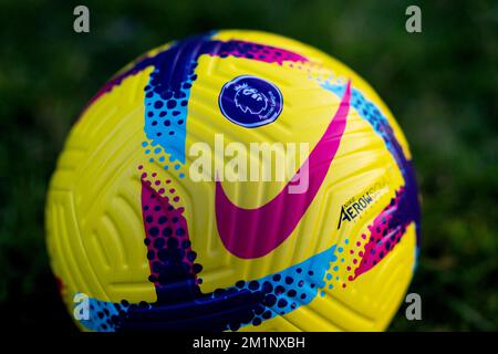 Ballon Nike Flight Match 2022/23 haute visibilité Premier League Banque D'Images