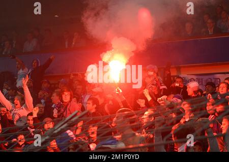 20121106 - BRUXELLES, BELGIQUE : les supporters de Zenit photographiés lors du match entre l'équipe belge de football de première division RSC Anderlecht et l'équipe russe FC Zenit Saint Petersburg dans le groupe C du tournoi de la Ligue des champions de l'UEFA, mardi 6 novembre 2012 à Bruxelles. BELGA PHOTO ERIC LALMAND Banque D'Images