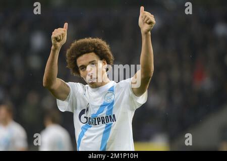 20121106 - BRUXELLES, BELGIQUE : Axel Witsel de Zenit remercie ses supporters après avoir perdu 0-1 au match entre l'équipe belge de football de première division RSC Anderlecht et l'équipe russe FC Zenit Saint-Pétersbourg dans le groupe C du tournoi de la Ligue des champions de l'UEFA, mardi 6 novembre 2012 à Bruxelles. BELGA PHOTO ERIC LALMAND Banque D'Images