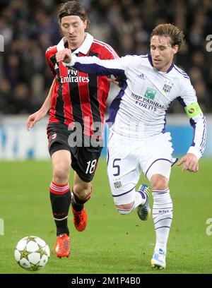 20121121 - BRUXELLES, BELGIQUE: Riccardo Montolivo de Milan et Lucas Biglia d'Anderlecht se battent pour le ballon pendant le match de football entre le RSC Anderlecht belge et l'AC Milan italien, le cinquième jour du groupe C de la Ligue des Champions du groupe C mercredi 21 novembre 2012 à Bruxelles. BELGA PHOTO VIRGINIE LEFOUR Banque D'Images