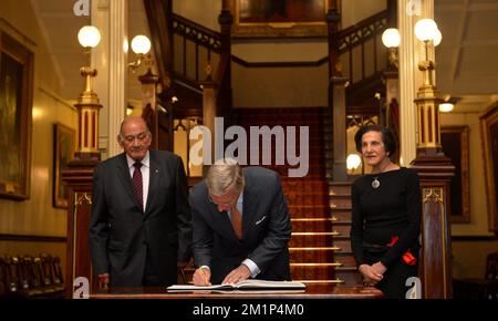 20121122 - SYDNEY, AUSTRALIE : Le Professeur Marie Bashir AC CVO (R), Gouverneur de la Nouvelle-Galles du Sud et son mari (L) et le Prince héritier Philippe de Belgique (C) signe le livre d'or à la Maison du Gouvernement, Royal Botanic Gardens, le cinquième jour d'une mission économique en Australie et en Nouvelle-Zélande, le jeudi 22 novembre 2012. BELGA PHOTO ERIC LALMAND Banque D'Images