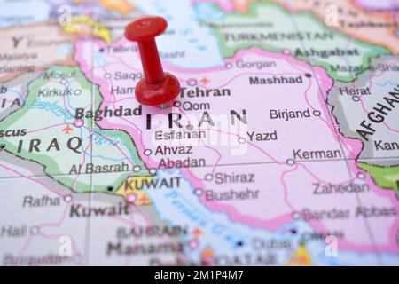 Punaise rouge pointant sur l'emplacement de l'Iran carte du monde gros plan Voir stock Photograph Banque D'Images