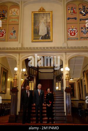 20121122 - SYDNEY, AUSTRALIE : Le Professeur Marie Bashir AC CVO (R), Gouverneur de la Nouvelle-Galles du Sud et son mari (L) et le Prince héritier Philippe de Belgique (C) posent pour le photographe à la Maison du Gouvernement, Royal Botanic Gardens, le cinquième jour d'une mission économique en Australie et en Nouvelle-Zélande, le jeudi 22 novembre 2012. BELGA PHOTO ERIC LALMAND Banque D'Images