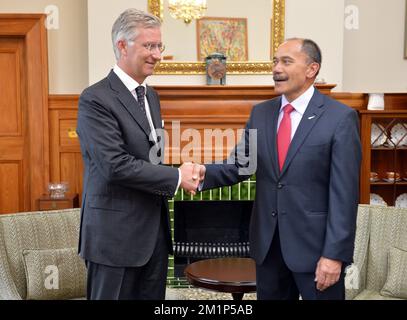 20121127 - WELLINGTON, NOUVELLE-ZÉLANDE : Le prince héritier Philippe de Belgique et le lieutenant-général le très honorable sir Jerry Mateparae GNZM QSO, gouverneur général de la Nouvelle-Zélande, se serre la main lors d'un appel privé à la maison du gouvernement le 11th jour d'une mission économique en Australie et en Nouvelle-Zélande, le mardi 27 novembre 2012. BELGA PHOTO ERIC LALMAND Banque D'Images